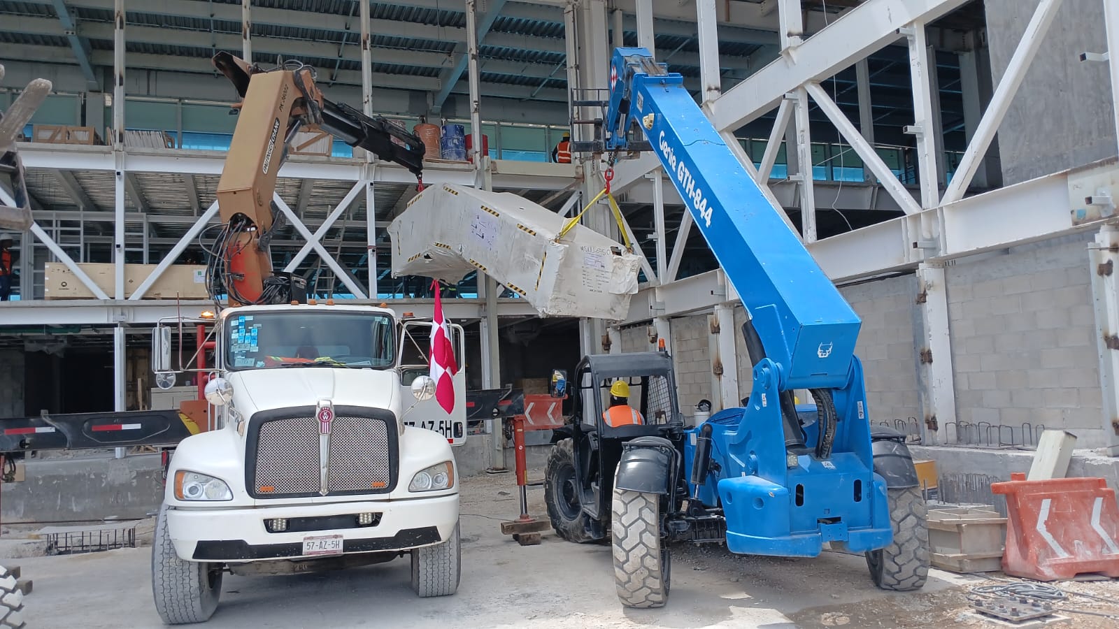 Maniobra de elevación e instalación de escaleras eléctricas en Cancún - TotalRents