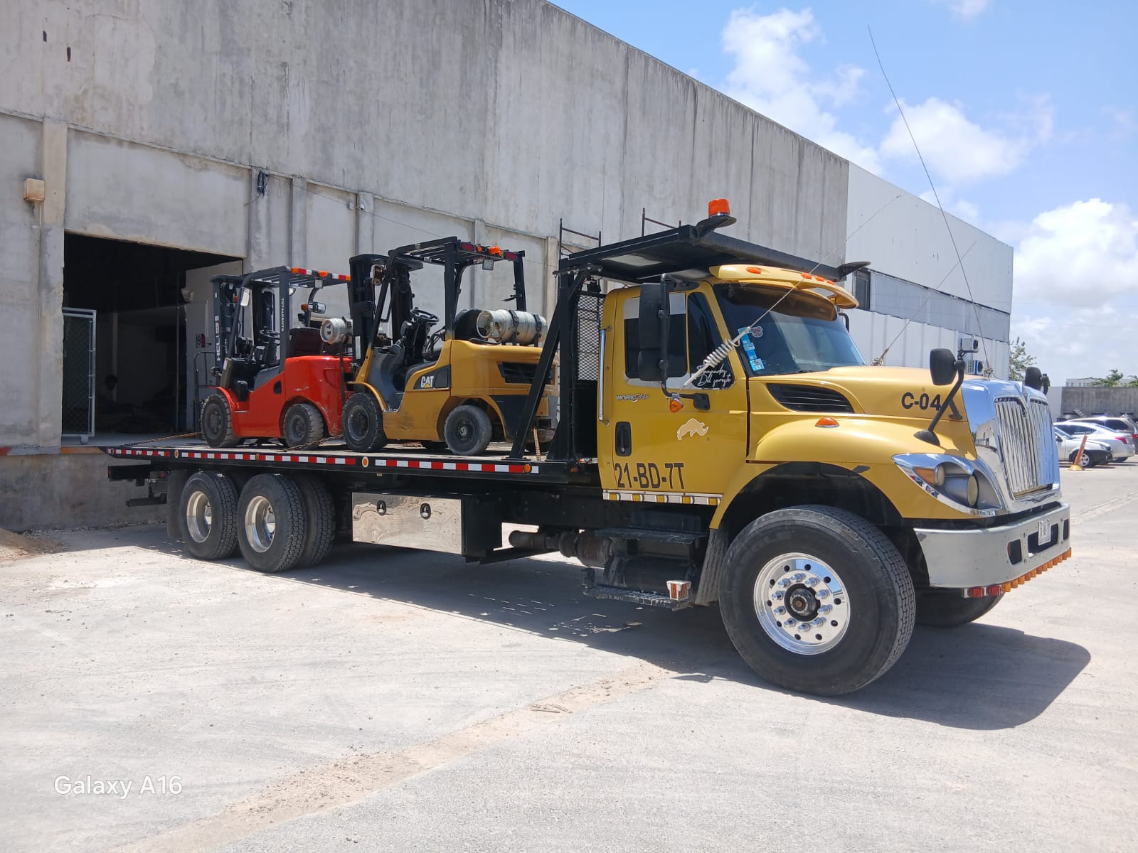 Renta de montacargas para maniobras y descargas en Tulum - TotalRents